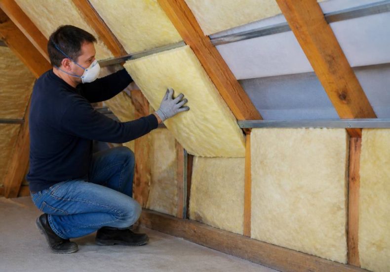 Comment poser laine de verre pour isoler efficacement vos murs et combles
