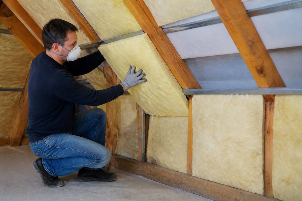 Comment poser laine de verre pour isoler efficacement vos murs et combles