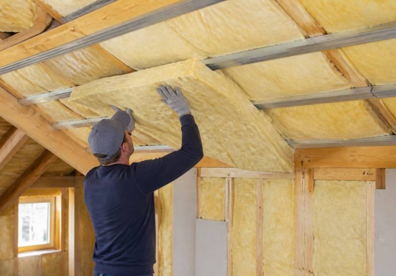 Comment poser laine de verre au plafond : méthode et conseils pratiques