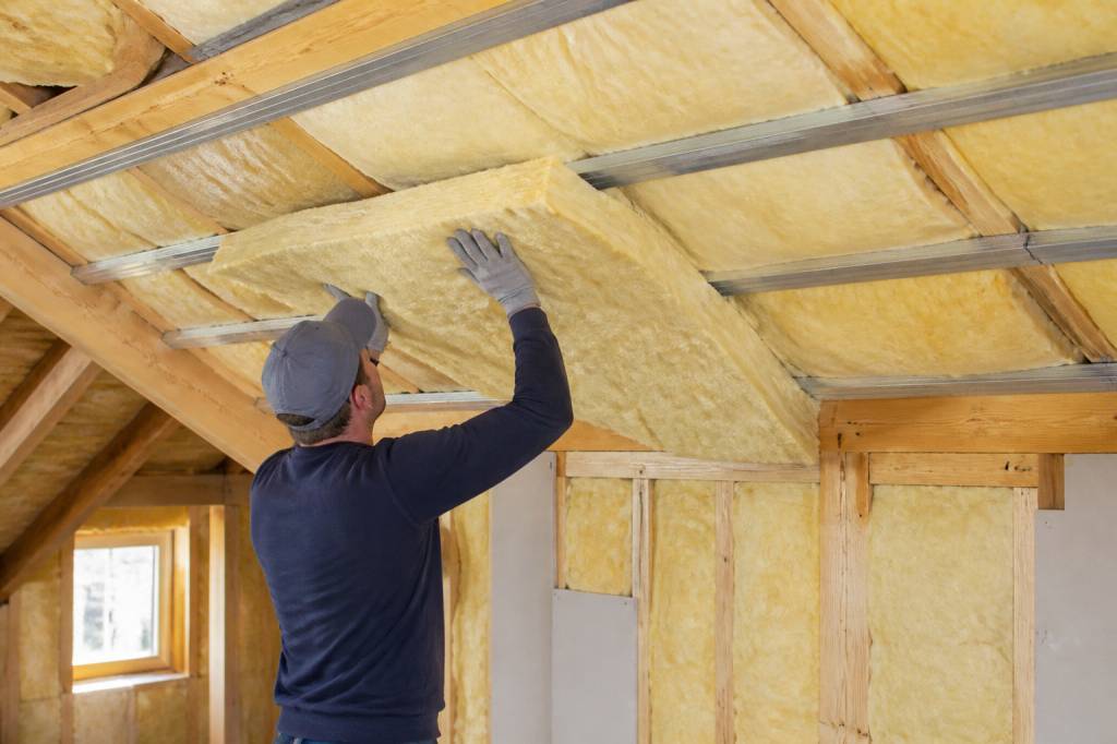 Comment poser laine de verre au plafond : méthode et conseils pratiques